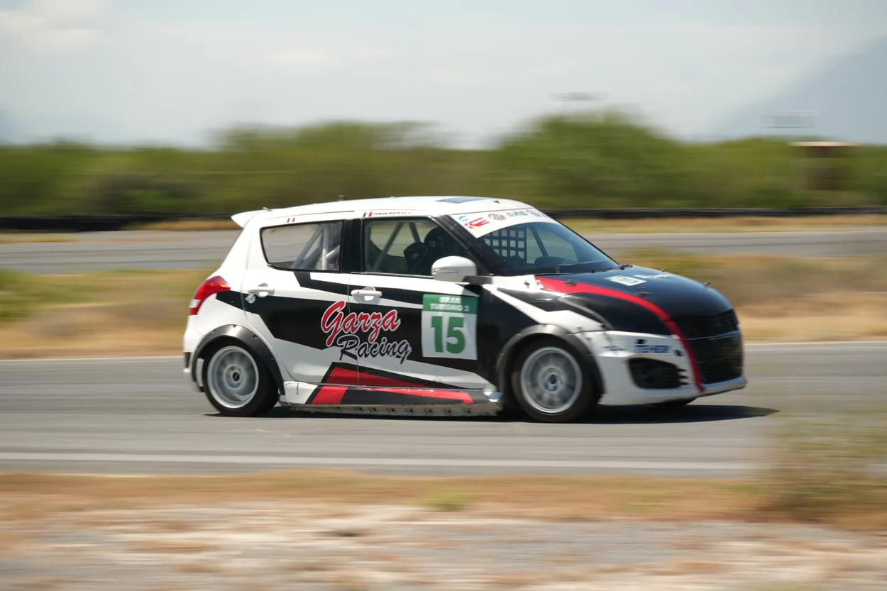 Automóvil de competición número 15 corriendo en el circuito